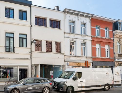                                         Handelsgelijkvloers te koop in Berchem, € 220.000
