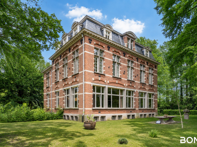 Exclusief en subliem gerenoveerd duplexappartement in het prestigieuze Groot Park te Lovenjoel<br />
Graag stellen we u dit uitzonderlijke kasteelappa