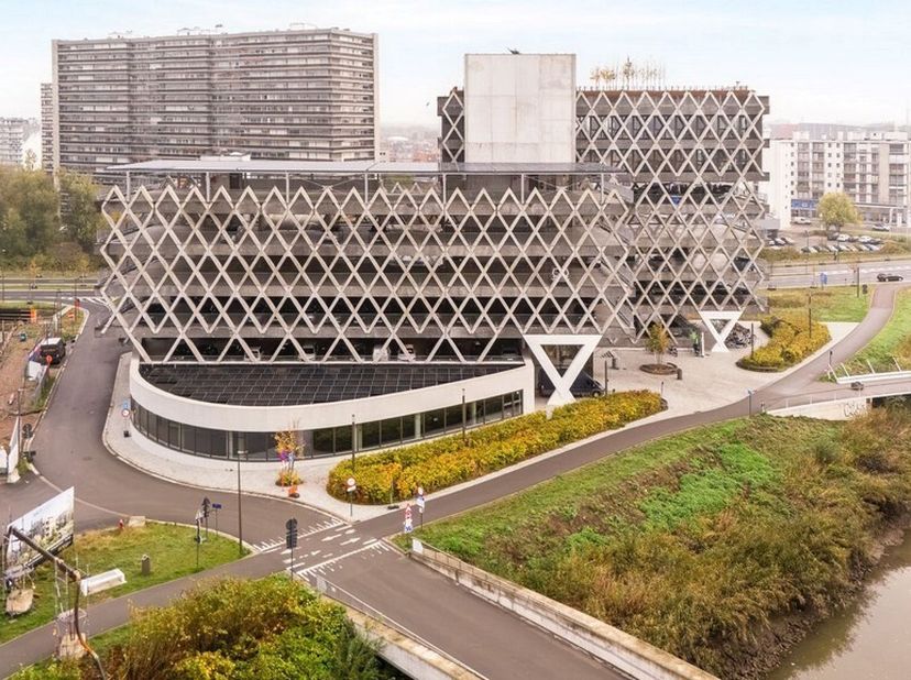 Emplacement commercial de premier choix au Keerdok à Malines, un espace commercial moderne et polyvalent sera bientôt disponible. Situé le long de la