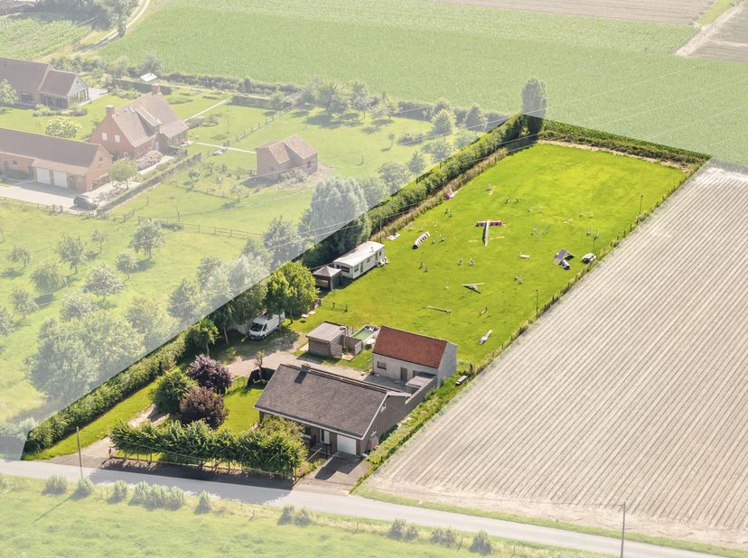 Deze alleenstaande instapklare woning is zeer rustig gelegen.<br />
Op de gelijkvloerse verdieping is volgende indeling aanwezig: inkomhal, gastentoil