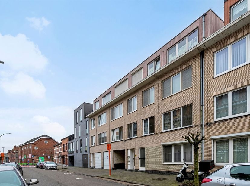 Gelijkvloers appartement met parking!<br />
 <br />
 <br />
OPGELET: bestemming momenteel niet vergund als ééngezinswoning<br />
Voor meer info:ne