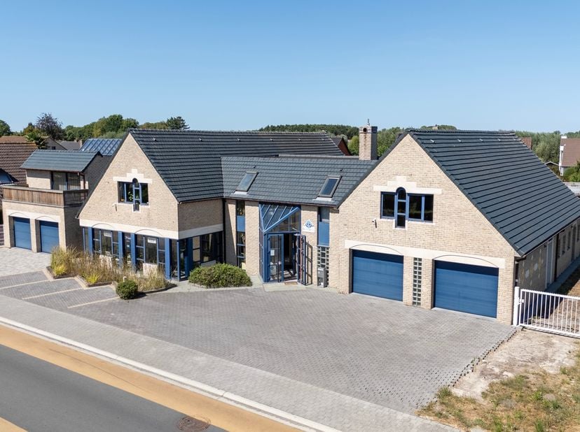 Dit ruime pand combineert een representatieve handelsruimte/kantoorruimte/showroom/praktijkruimte van 472m² met een comfortabel penthouse van 442m².&amp;n