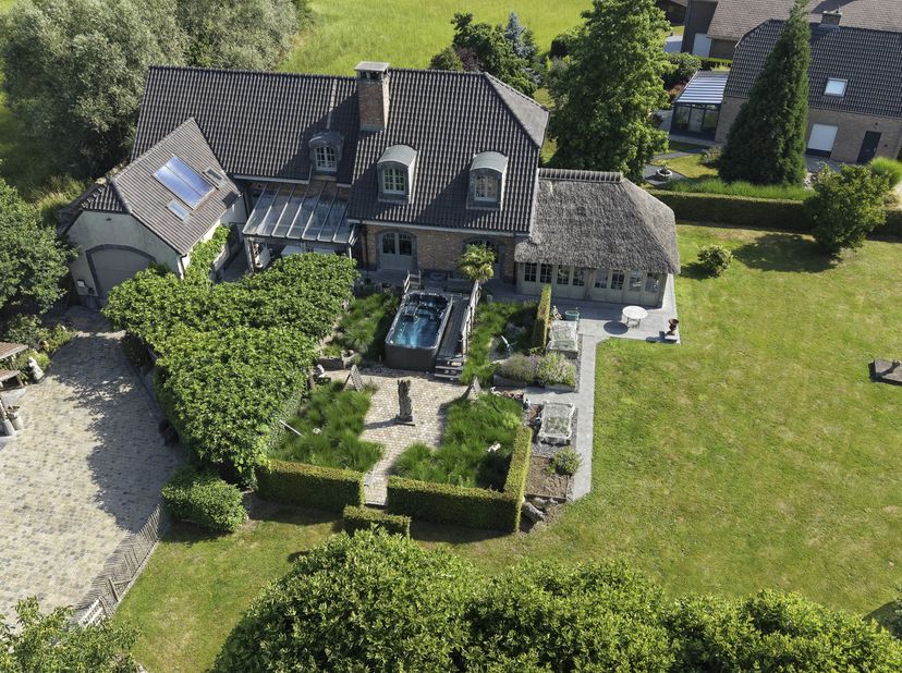 In een rustige, landelijke omgeving bevindt zich deze uitzonderlijke villa met een grote, mooi aangelegde tuin. Deze eigendom combineert hoogwaardige