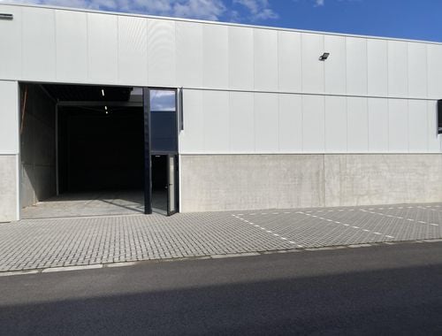                                         Magazijn zonder bureel te huur in Ophoven, € 1.050
