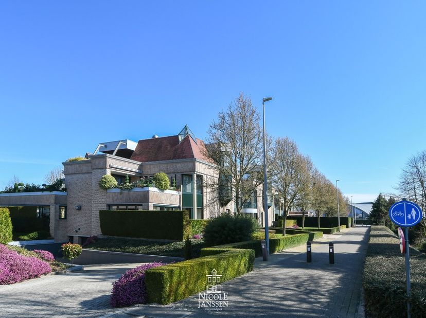 Dit prachtig instapklare gelijkvloerse appartement van meer dan 200 m² combineert ruimte, comfort en een uitstekende ligging. U beschikt over een ruim