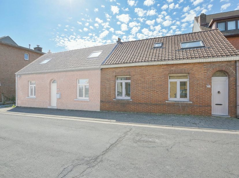 Maxime Real Estate stelt u deze volledig gerenoveerde woning met 3 slaapkamers en een mooie tuin voor.<br />
Dankzij de centrale ligging geniet u van