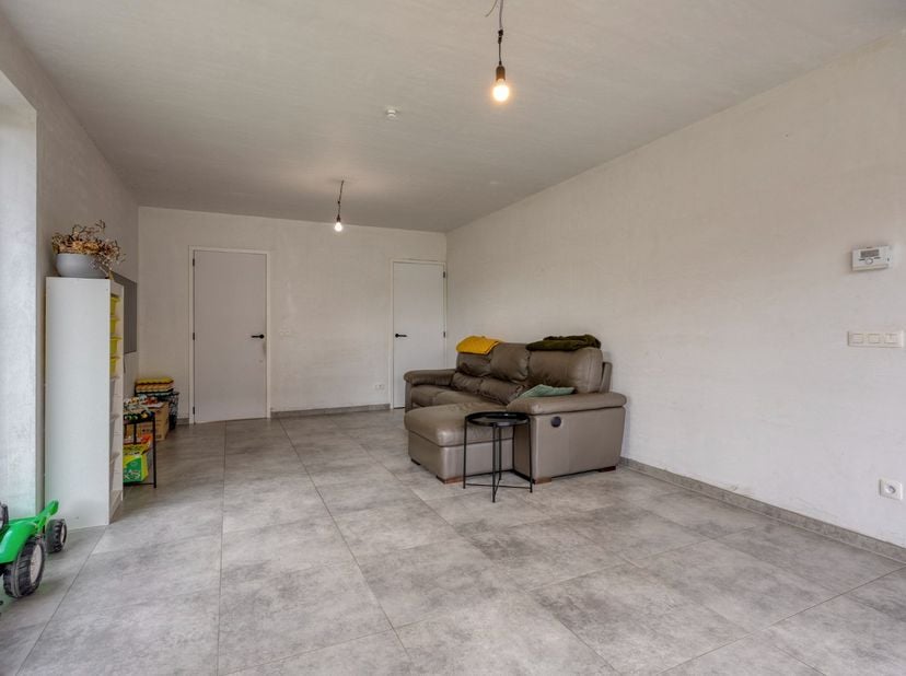 Deze prachtige nieuwbouwwoning is gelegen in Balen-Olmen en geniet van een goede verbinding naar de omliggende gemeenten Ham, Leopoldsburg, Meerhout e