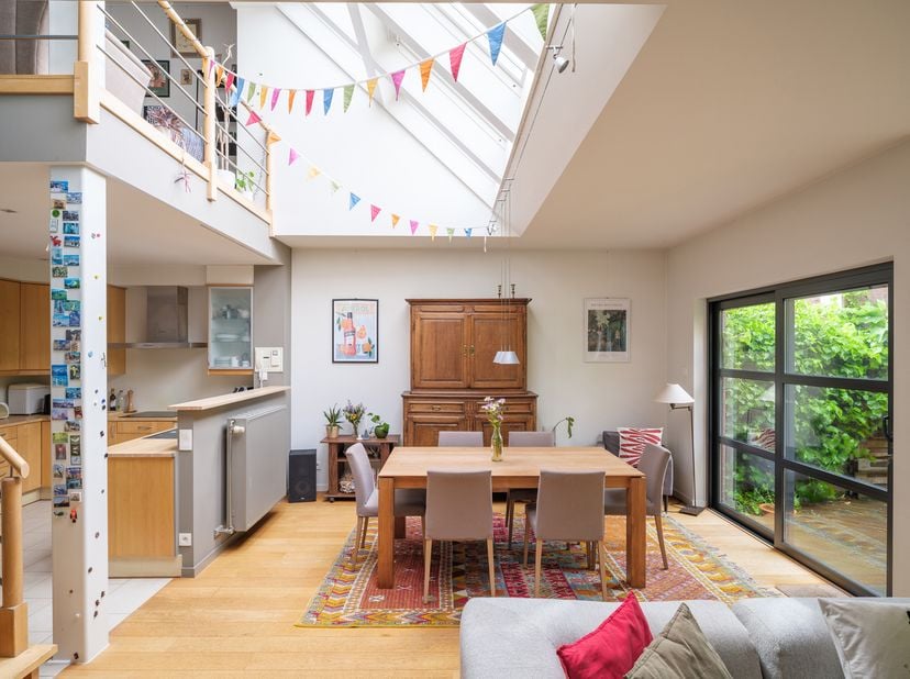 Op een centrale locatie in Gent bevindt zich deze verrassend ruime woning met maar liefst 289 m² bewoonbare oppervlakte en bijhorende garagebox. Winke