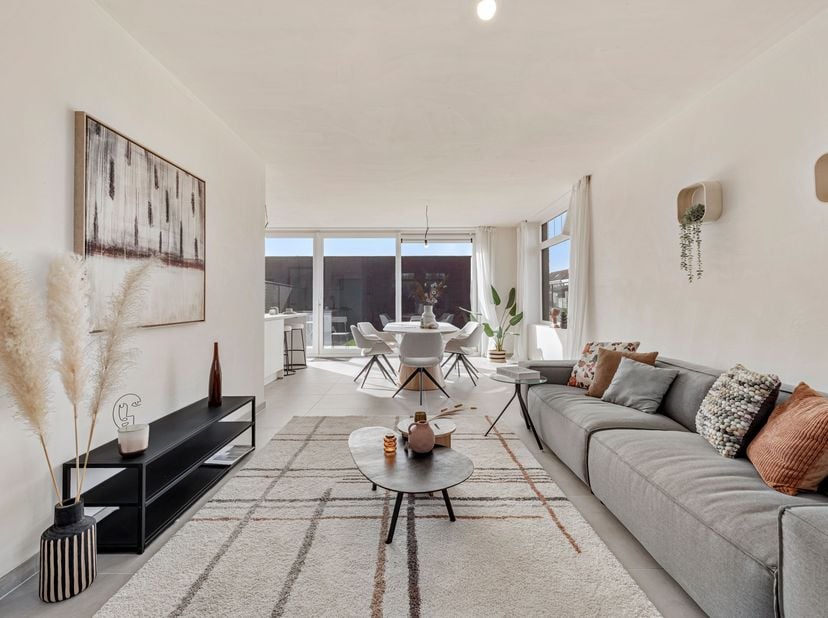 Deze halfopen nieuwbouw woning is op zoek naar zijn nieuwe eigenaar!<br />
Deze ligt gelegen vlakbij een aangename buurt en slechts 15 minuten wandele