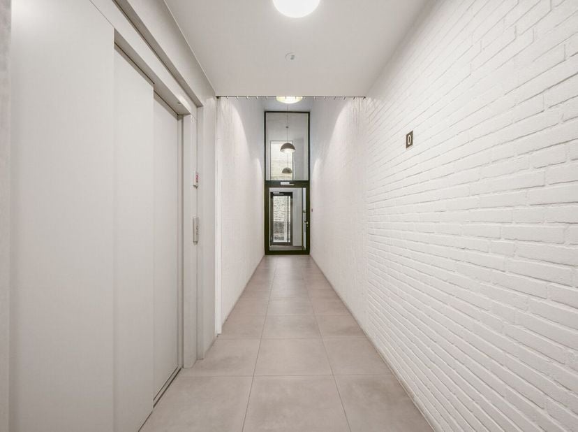 Dit prachtige appartement uit 2016 is gelegen in het centrum van Tienen en biedt alle comfort. Het appartement is gelegen op de eerste verdieping en b