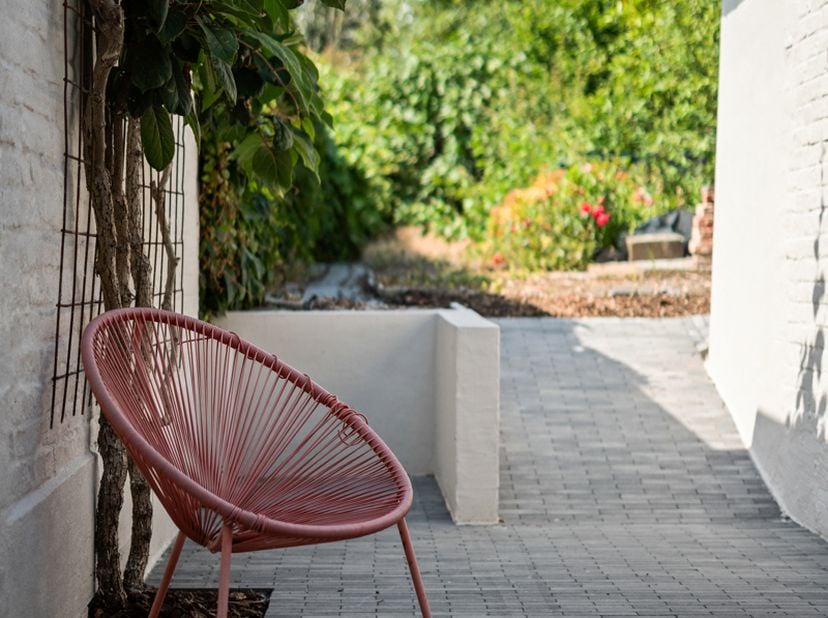Deze volledig en kwalitatief gerenoveerde woning is rustig gelegen en combineert hedendaags wooncomfort met een praktische indeling. Op het gelijkvloe
