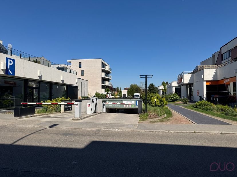 Op een invalsweg in het centrum van Sint-Truiden, zijnde de Luikersteenweg, ligt deze ruime ondergrondse autostaanplaats, op wandelafstand van kantoor