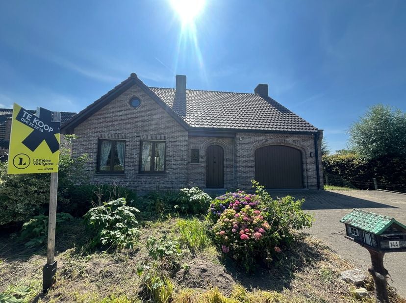 Ontdek deze charmante woning op een uitzonderlijk gegeerde ligging in Beernem, waar rust, groen en open ruimte centraal staan.<br />
Hier woont u in a