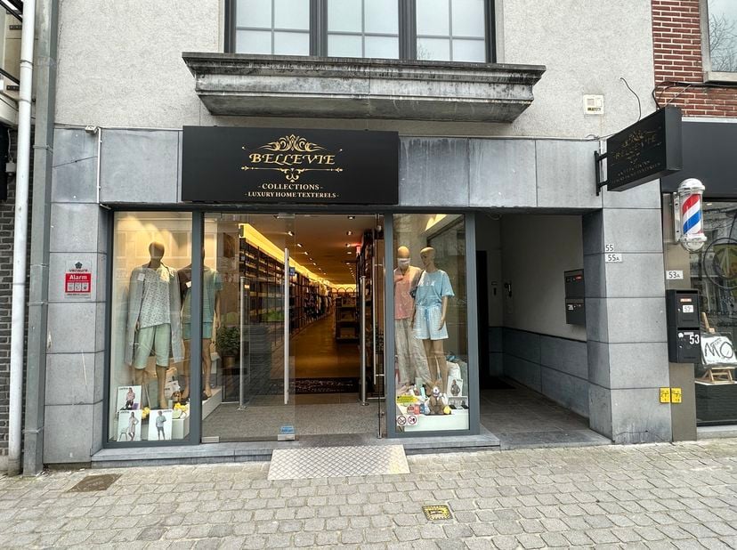 Top gelegen handelsruimte van maar liefst 432 m²!<br />
Deze gelijkvloerse handelsruimte bevindt zich in hartje Geel en beschikt over een vloeroppervl
