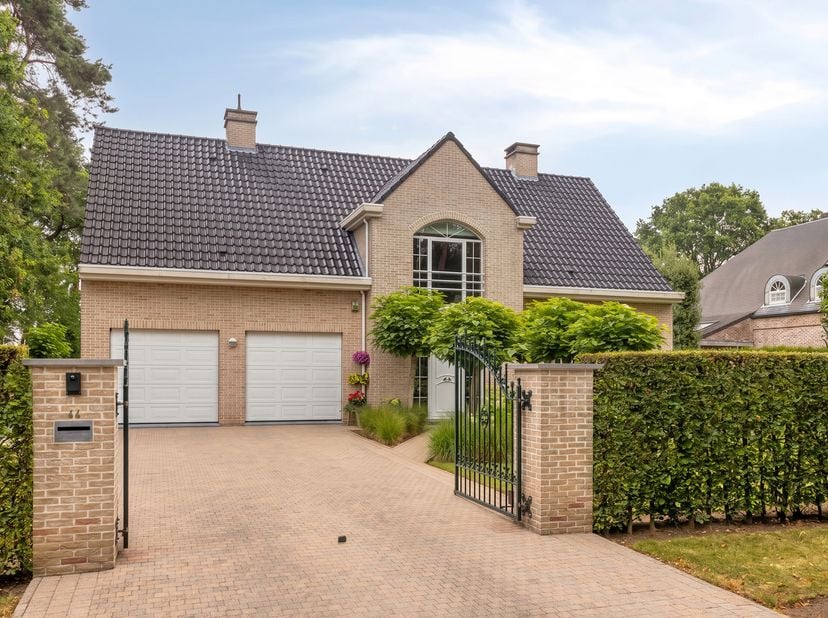 In de groene, rustige Lombardstraat in Nijlen vindt u deze prachtige vrijstaande villa uit 2001, gelegen op een riant perceel van 15a30ca. De woning i