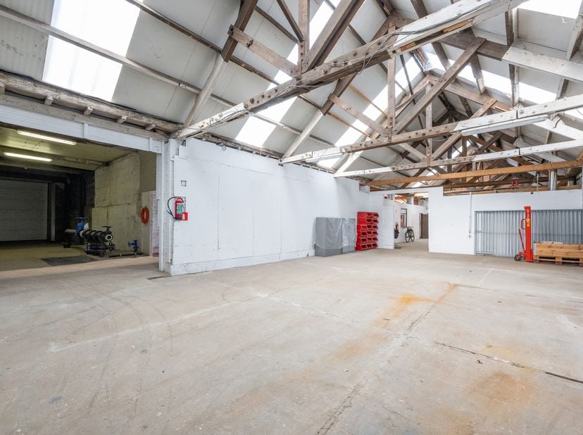 Commerciële handelszaak met achterliggend magazijn en 2 appartementen/kantoor – Boom<br />
Dit veelzijdige gebouw in Boom omvat in de eerste plaats ee