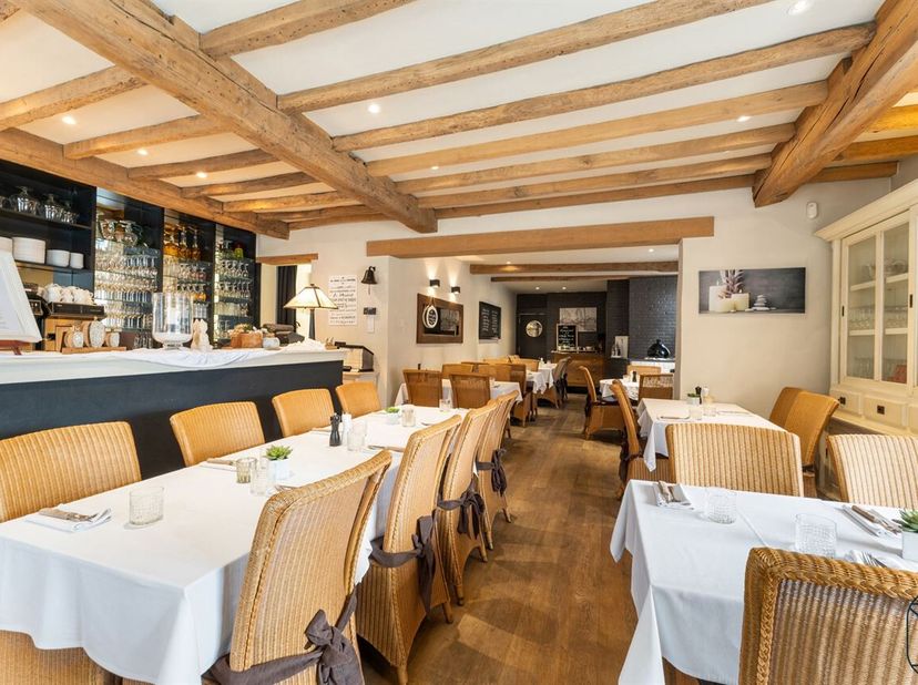 Propriété bien située et pleine de charme (actuellement restaurant avec salle de banquet) offrant de nombreuses possibilités !<br />
Disposition : hal
