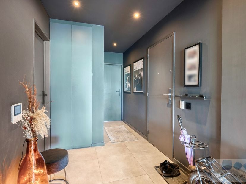 Op een uitstekende locatie in het centrum van Mortsel bevindt zich dit volledig gerenoveerde appartement met twee slaapkamers. Het appartement werd tu