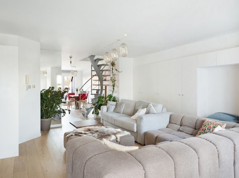 Gelegen op het beste deel in de Lippenslaan bevindt zich dit aangename duplex-appartement met een vlotte en functionele indeling en meerdere terrassen
