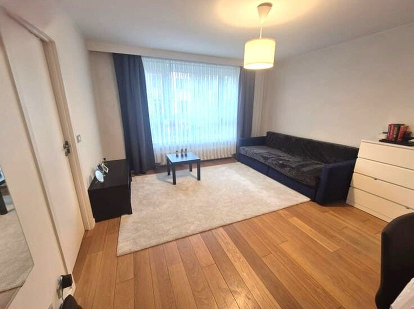 Uccle, entre le parc Brugmann et Cavell, à proximité des commerces et des transports en communs, dans un immeuble en bon état, studio de 40m², à rafra
