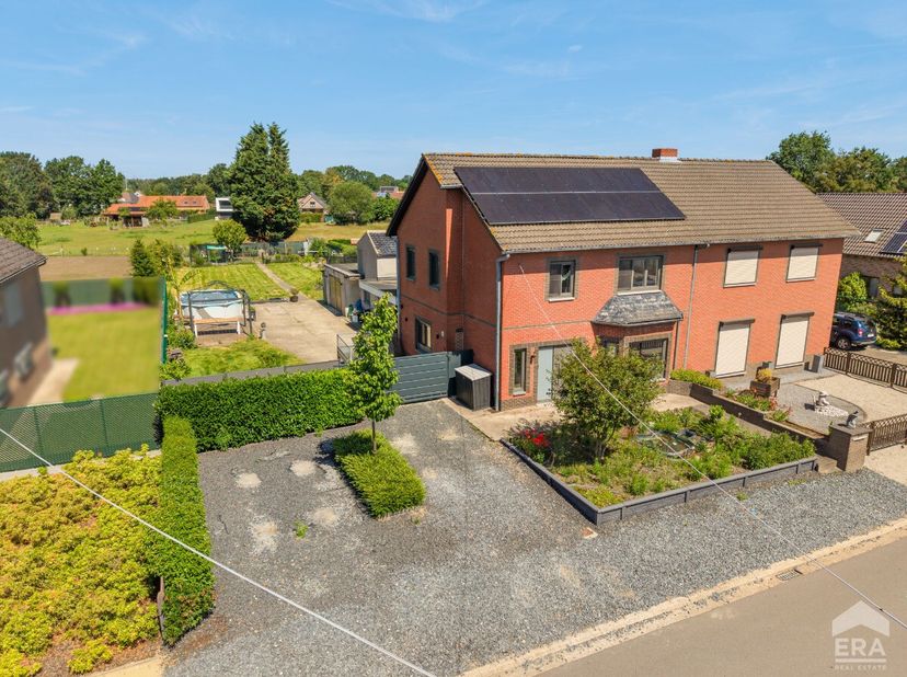 Op zoek naar een ruime gezinswoning met een mooie tuin en een energiezuinig karakter? Deze gerenoveerde halfopen bebouwing combineert een royale bewoo