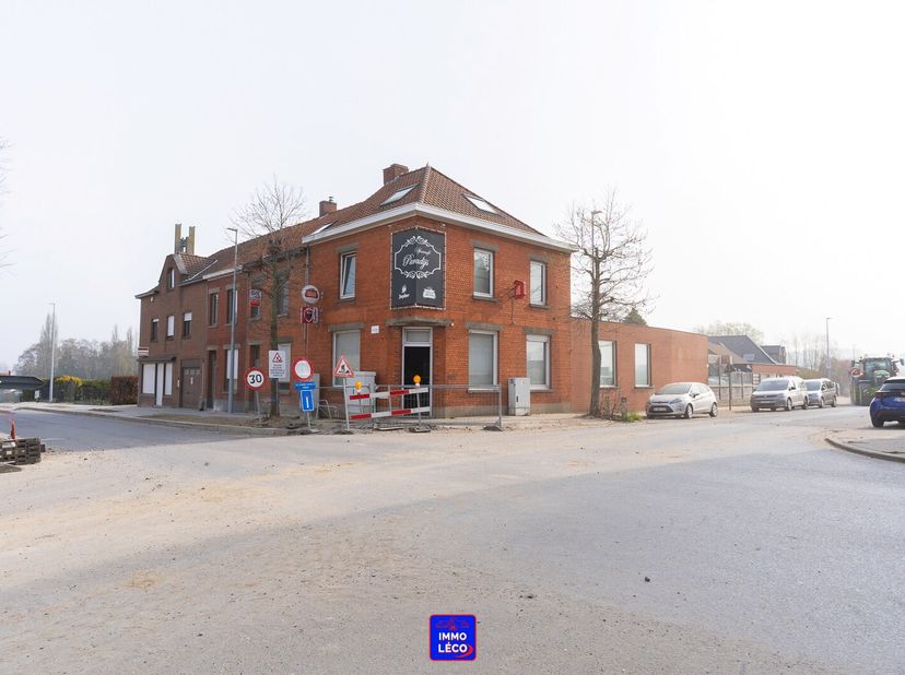 Au rez-de-chaussée : Surface commerciale de +/- 100m² actuellement aménagée en "Bistrot/Tea-Room" composée d'un comptoir/bar principal, d'un grand esp