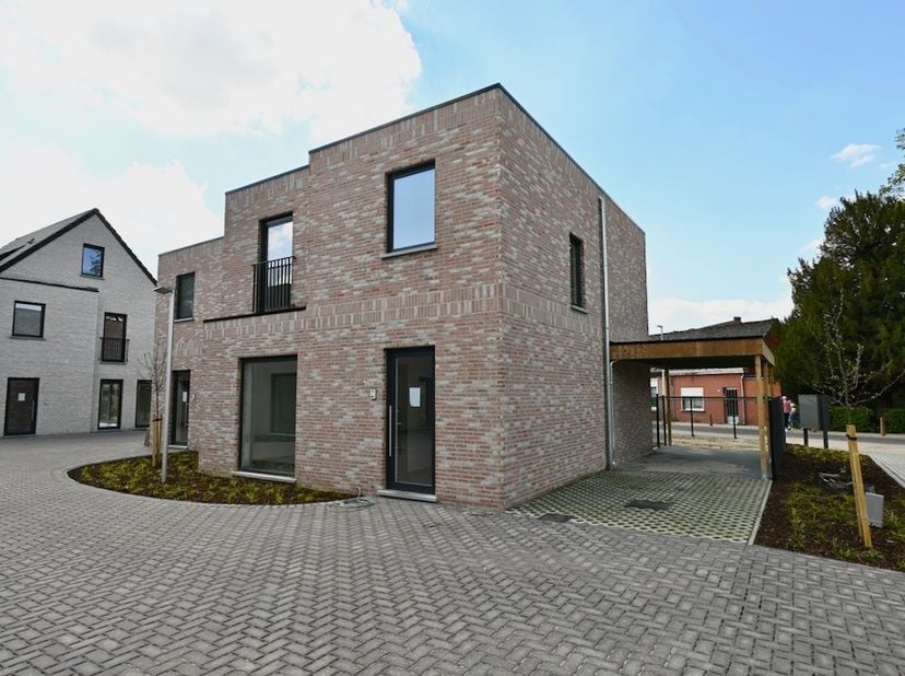 Nieuwbouwwoning in centrum Broechem met 3 slaapkamers !<br />
<br />
Indeling : Inkomhal , apart toilet , woonkamer met open keuken , berging .<br />