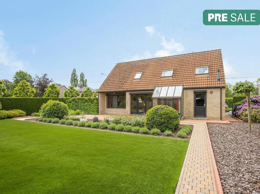 Deze zeer goed onderhouden woning in houtskeletbouw biedt een warme woonbeleving en beschikt over vier slaapkamers, een badkamer én aparte douchekamer