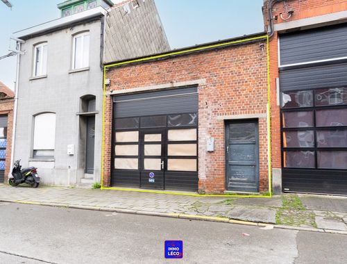                                         Entrepôt à louer à Mouscron, € 795
