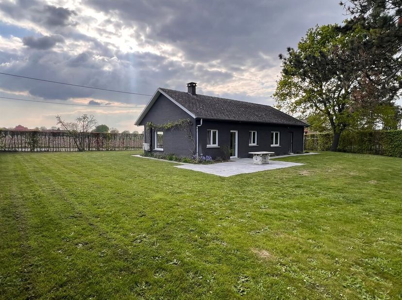 Deze villa verwelkomt je met een gezellige leefruimte, een volledig uitgeruste keuken en twee aangename slaapkamers. Verder zijn er een badkamer met d