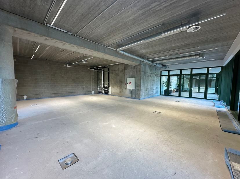 Modern handelspand te huur op strategische locatie aan station Antwerpen-Berchem<br />
Ontdek dit instapklare en veelzijdige handelspand, ideaal geleg