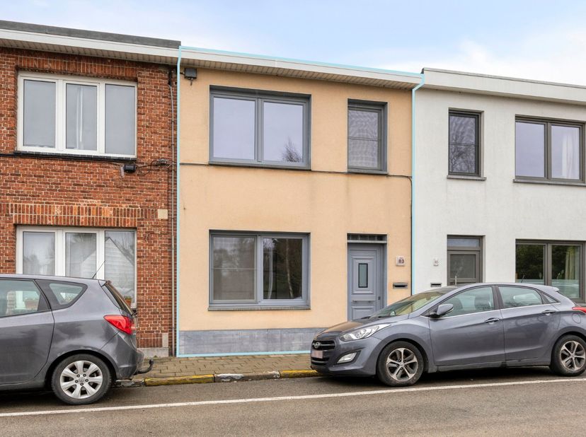 Deze gezellige rijwoning te Duffel-Oost werd doorheen de jaren goed onderhouden en is daardoor perfect instapklaar. <br />
<br />
De woning bestaat op