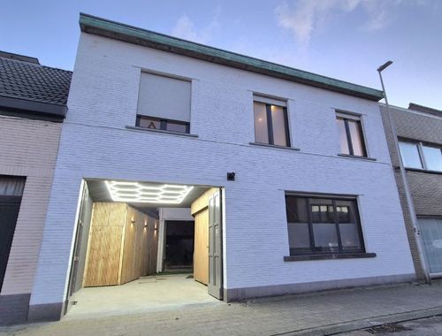                                         Entrepôt avec habitation à vendre à Zelzate, € 420.000
