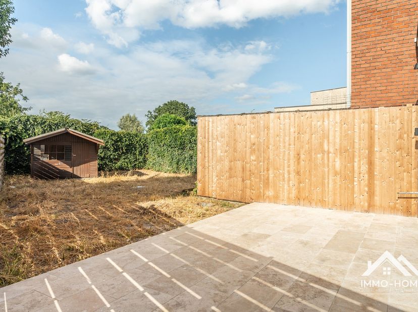 Deze volledig gerenoveerde woning ligt in het centrum van Moerbeke, vlakbij het centrale park en met heel wat mooie natuur in de onmiddellijke omgevin