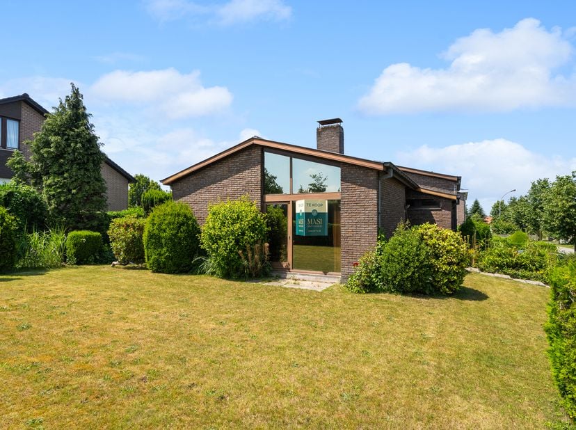 In het centrum van Aalter bevindt zich deze te renoveren alleenstaande woning op een prachtig perceel met veel potentieel.<br />
Bij het binnenkomen w