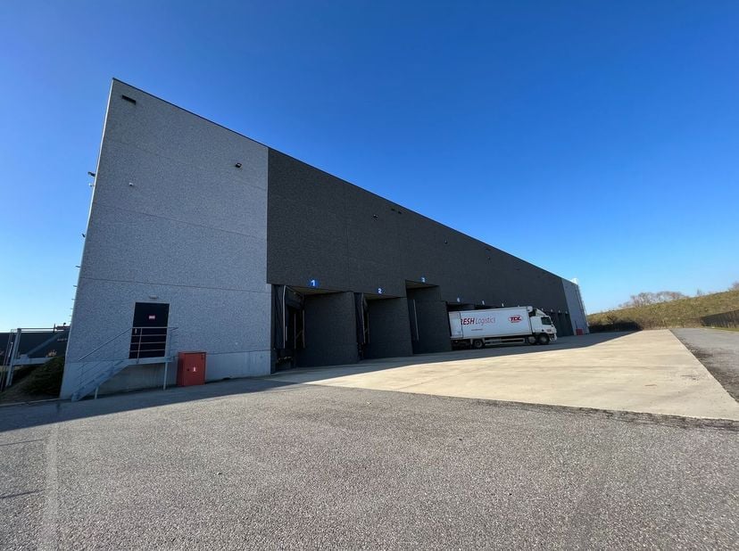 Uitstekend gelegen bedrijfsgebouw bestaande uit 12.978 m² magazijn (waarvan 5.220 m² gekoelde opslagruimte) in combinatie met 1.026 m² kantoren in Bus