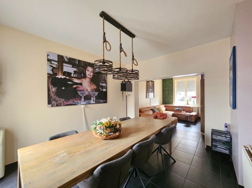 Gezellige en volledig gerenoveerde woning te Maasmechelen.<br />
<br />
Deze halfopen gezinswoning is volledig gerenoveerd en heeft daarnaast een idea