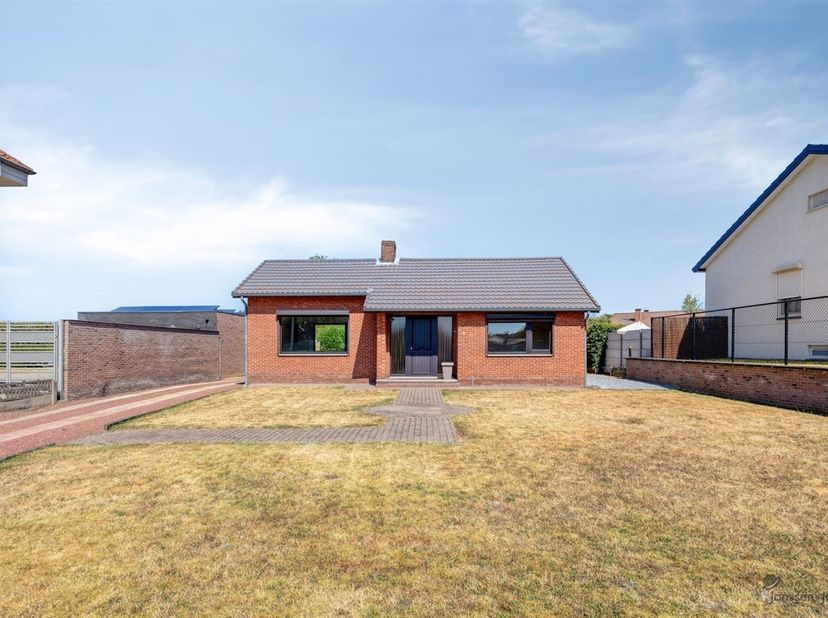 Op zoek naar een gelijkvloerse woning met een rustige ligging? Deze charmante open bebouwing in Oudsbergen biedt een aangename combinatie van comfort,