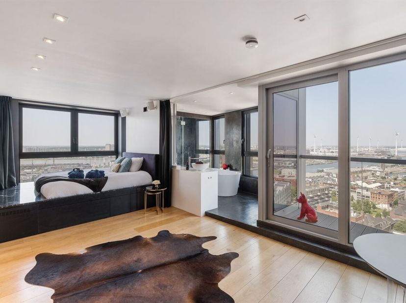 Penthouse exclusif avec vue panoramique à vendre !<br />
Emplacement :<br />
Au 21ème étage de l'emblématique London Tower sur l'Eilandje, avec une vu