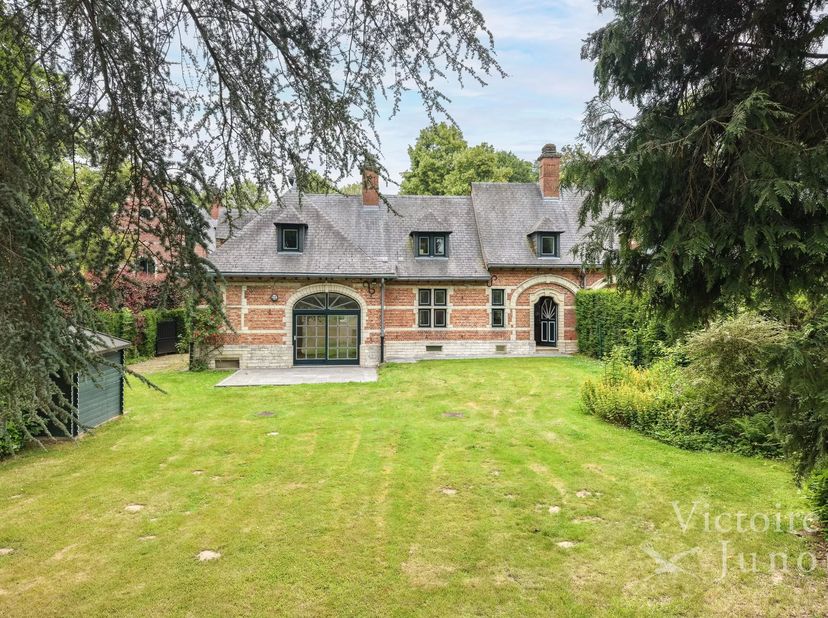 Gepresenteerd door Elisabeth du Chastel: 0495 79 78 58 / elisabeth.duchastel@victoire.be<br />
Victoire Junot biedt u dit prachtige huis van 255 m² aa