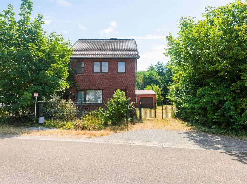 Bent u op zoek naar een woning die u volledig naar eigen smaak kunt renoveren? Dan biedt deze woning op een perceel van 1.656 m² de ideale basis om uw
