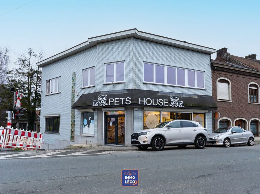 Surface commerciale de +/- 70m² actuellement exploitée en salon de toilettage "Pet-House" ayant une excellente réputation ainsi qu'une clientèle fidèl