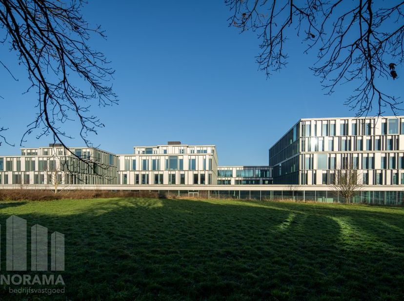Magnifiquement situés, des bureaux nouvellement construits avec une surface de 1.383&amp;nbsp;m² à louer à seulement 250 m ( !!) de la sortie E40 Steenokk