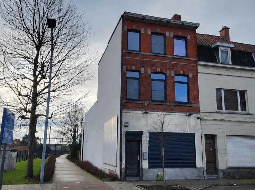 Découvrez cette opportunité unique de devenir propriétaire dun commerce polyvalent avec une spacieuse habitation au centre de Menen. Cette charmante p