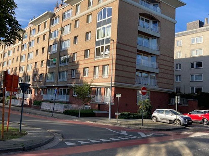 appartement met kelder en autostandplaats; appartement omvat inkomhal met afzonderlijk toilet, living met terras, keuken met afzonderlijke berging, 1
