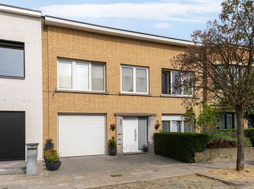 Ligging: Dit opbrengsteigendom is gelegen in de Luchtvaartstraat 36 te Borgerhout, een centrale en goed bereikbare locatie nabij winkels, scholen, ope
