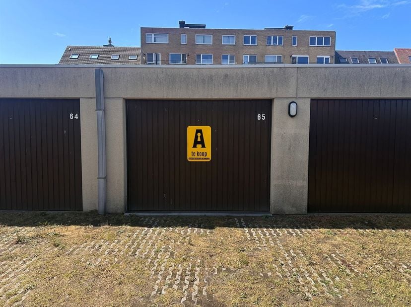 Gelijkvloerse garagebox in centrum Bredene-Duinen<br />
<br />
Ruime en uitstekend onderhouden gelijkvloerse garagebox, gelegen in een verzorgd boveng