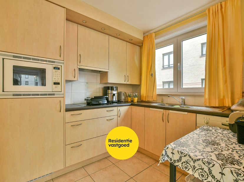 In het hart van Wenduine, op amper enkele stappen van de zeedijk en het gezellige winkelcentrum, bevindt zich dit recent en eigentijds appartement met