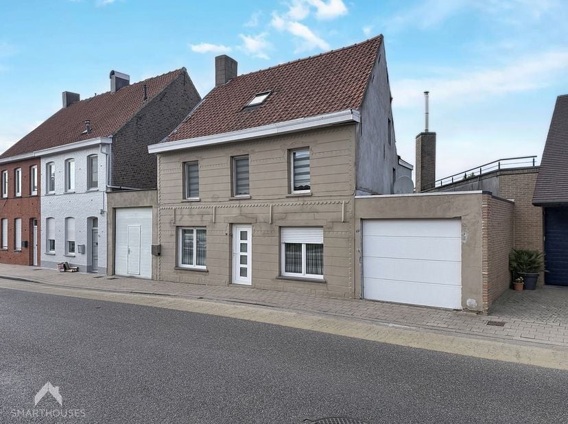 Halfopen bebouwing met tal van mogelijkheden op een perceel van 596 m². De woning omvat een inkomhal met wasruimte, een ruime woon- en eetkamer, apart