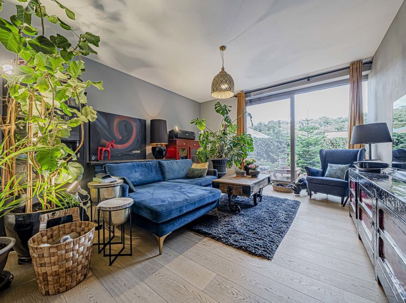 Dit is niet zomaar een gelijkvloers appartement, maar een woonruimte die is ontworpen voor een andere manier van leven. Achter de elegante lijnen van